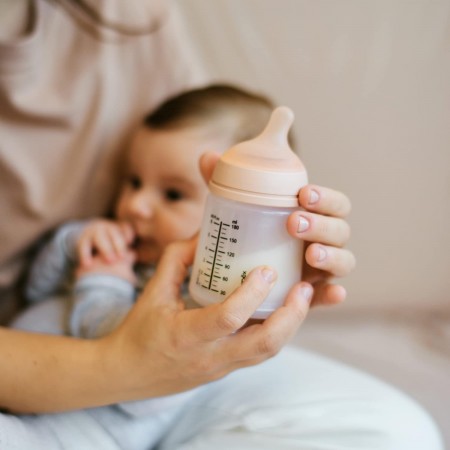 SUAVINEX BIBERON ANTICOLICO TETINA DE SILICONA FLUJO ADAPTABLE +0 MESES 180 ML COLOR LIGHT SAND