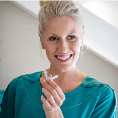 IWHITE KIT BLANQUEAMIENTO MANCHAS OSCURAS 10 MOLDES + GRATIS PASTA DENTAL BLANQUADORA NATURAL 75 ML