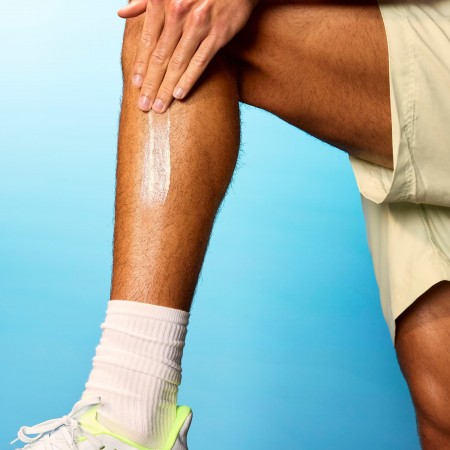 Extensión y rápida absorción de la loción solar hidratante CeraVe SPF 30 en el cuerpo