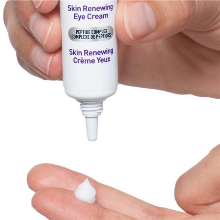 Modo de aplicación y textura cremosa ligera del contorno de ojos CeraVe Skin Renewing