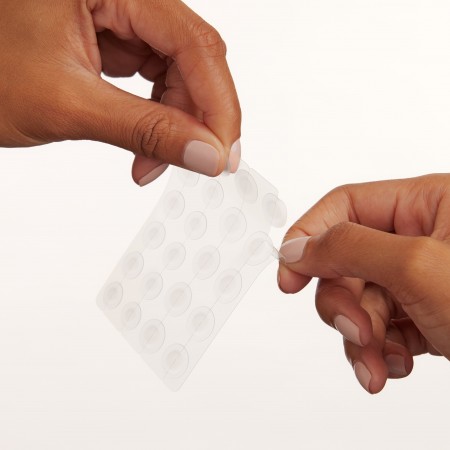 Modo de uso de los parches transparentes para acné e imperfecciones CeraVe