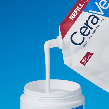 Modo de empleo de la recarga ecológica CeraVe para rellenar la crema corporal