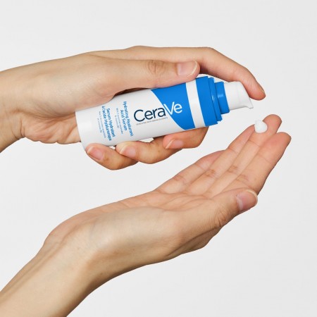 Modo de aplicación del sérum con ácido hialurónico y vitamina B5 de CeraVe