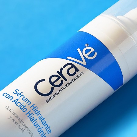 Detalle del envase de CeraVe Sérum Hidratante con Ácido Hialurónico sobre fondo azul
