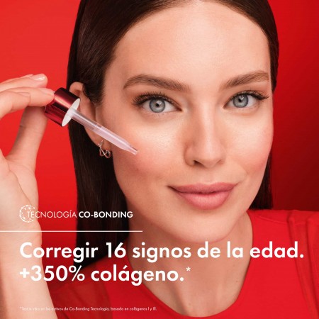 Modelo usando el sérum de colágeno de Vichy para combatir los signos del envejecimiento