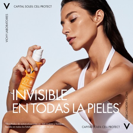 Modelo aplicando el spray solar invisible de Vichy apto para todos los tonos de piel