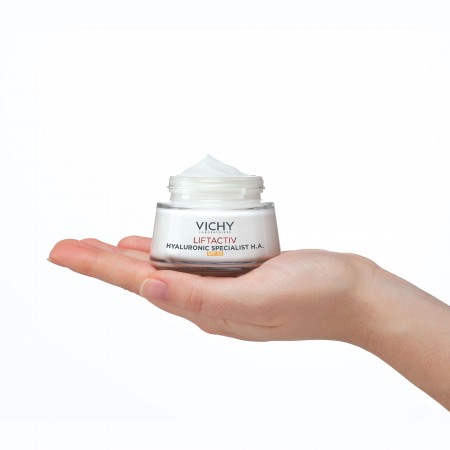 Aplicación del tratamiento rellenador diario Vichy Liftactiv Hyaluronic Specialist para el rostro