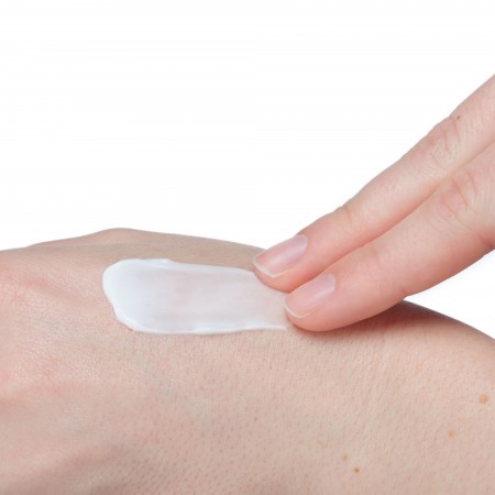 Modo de aplicación de la crema de noche reafirmante Vichy Liftactiv sobre la piel
